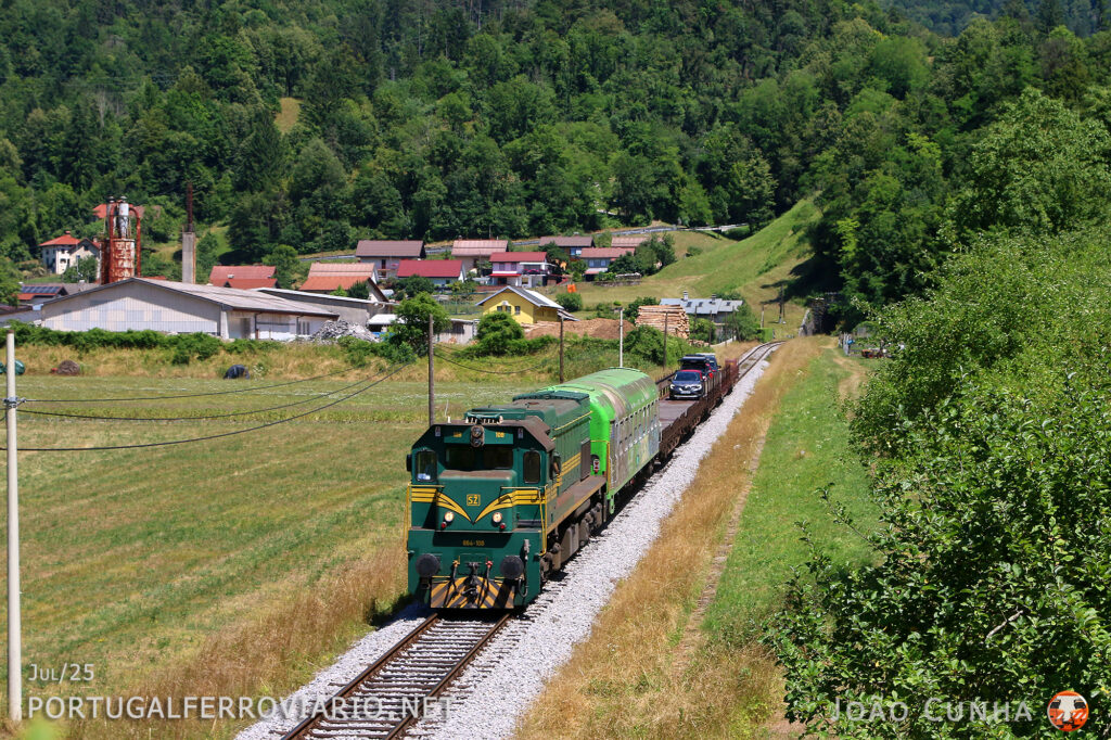 Autovlak 857 Bohinska Bistrica to Most na Soci passing by Podmelec with the "Reagan" 664.108 locomotive