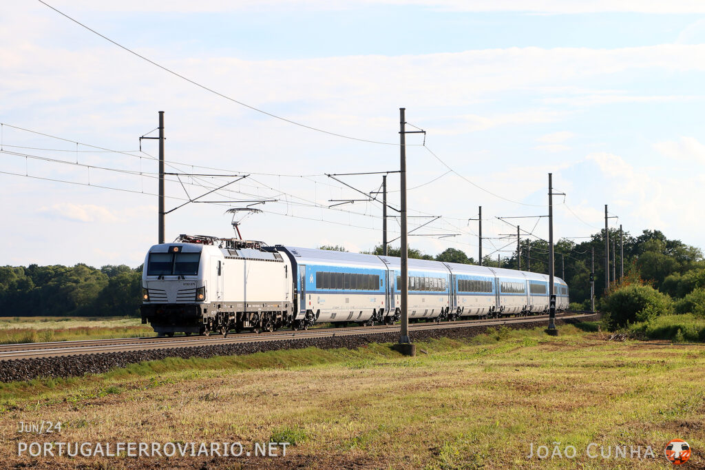 PKP 193.975 hauling a Czech Comforjet set with the Intercity 511 from Prague to Bohumin, near Suchdol nad Odrou