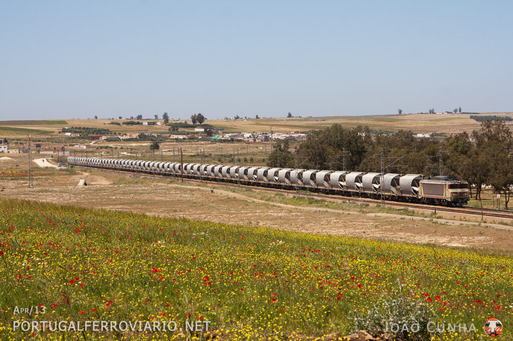 E1351 passes slowly by Sidi Hajjaj with an empty train from Casablanca Port to Oued Zem