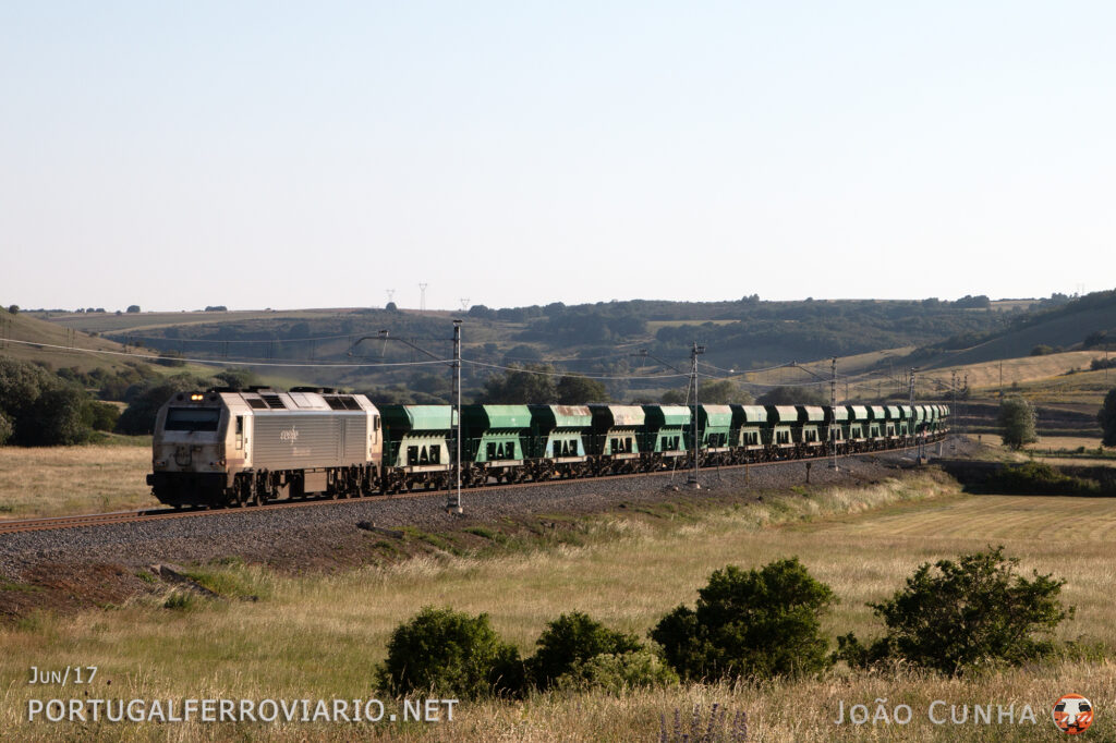 333.305 approaches Mataporquera with train 86665 from Alar del Rey to Reinosa