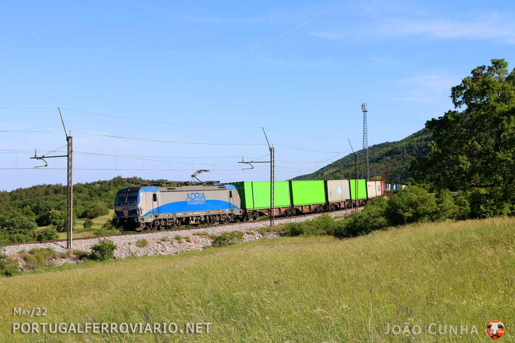 Original livery for 193.822 seen at Presnica with a containers train to Koper