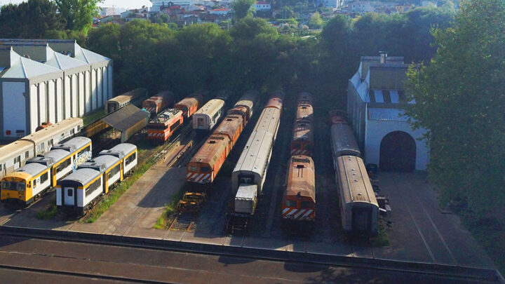 Locomotivas 1960 transportadas para o Entroncamento