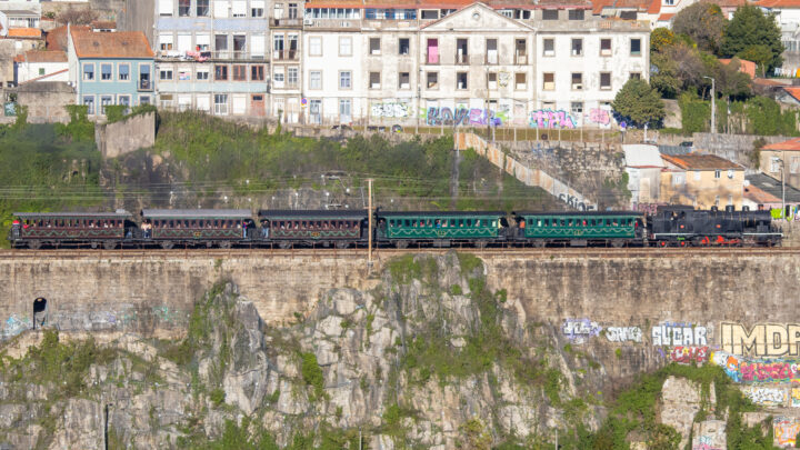 Comboios históricos de Natal da CP voltam a encher carruagens no Vouga e no Porto