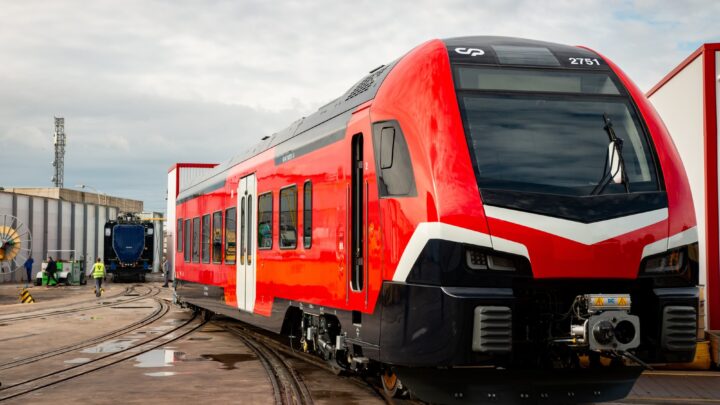 CP apresentou a automotora 2701